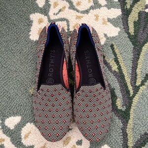 Rothys Limited Edition Pattern Coral Dot Loafer. Size 7.5